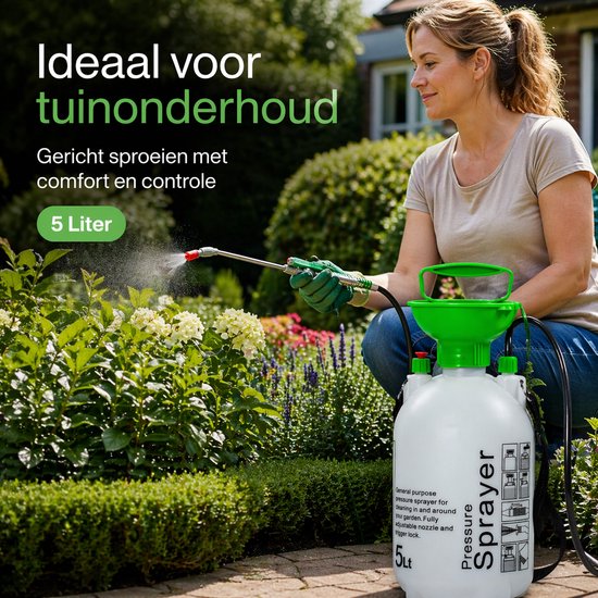 Vrouw met groene handschoenen gebruikt een witte 5 liter drukspuit met groene details in een tuin.