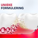 Animatie van tanden met verwijdering van tandplak. Rode bubbels en goudkleurige deeltjes. Tekst: Unieke formulering.