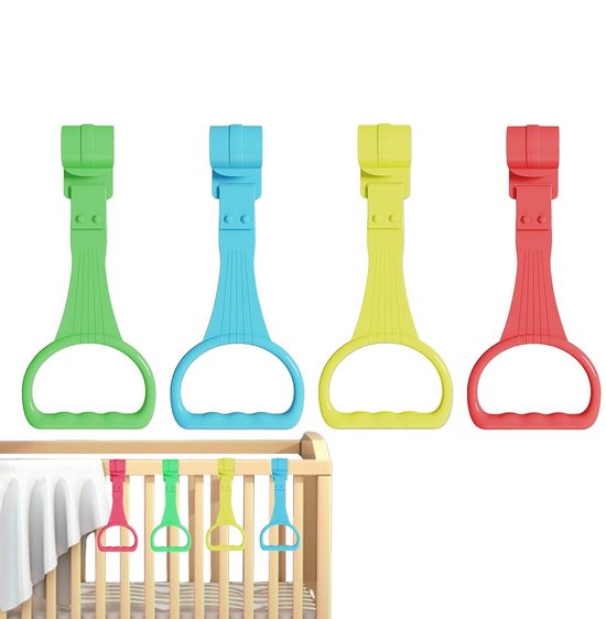 Groene, blauwe, gele en rode trekringen met een baby in een ledikant op de achtergrond.