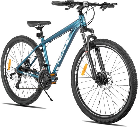 Blauwe Hiland mountainbike met 27.5 inch banden en schijfremmen, gefotografeerd op een witte achtergrond, frontaal zicht.