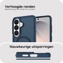 Donkerblauw telefoonhoesje met verhoogde randen voor scherm- en cameraprotectie, en nauwkeurige uitsparingen.