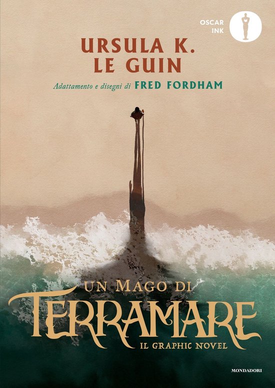 Boek "Un mago di Terramare" van Ursula K. Le Guin. Cover toont een figuur op een rotsachtige uitloper, omringd door golven en mist.
