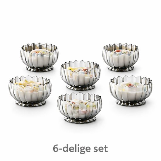 Zes glazen dessertkommetjes gevuld met fruitige vla. De kommetjes hebben een geribbelde rand en een voetje.