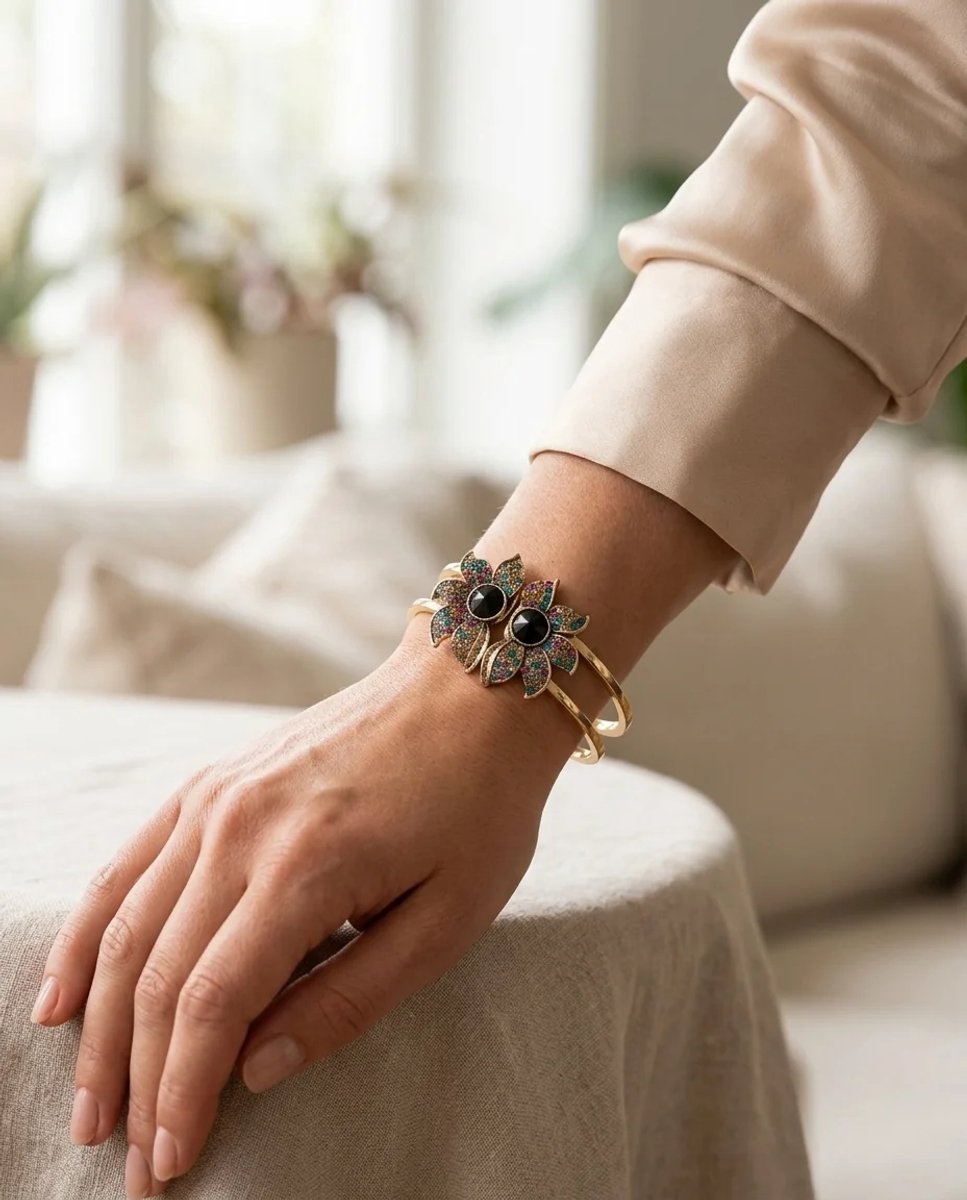 Dorvina Vintage Dames Manchet Bronzen Armband Authentiek Sieraad Gekleurde Kristallen Steen Bewerkt Dubbel Bloem Model