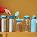 Vijf drinkflessen, waaronder twee metalen en drie plastic, met blauwe en lichtgroene doppen.