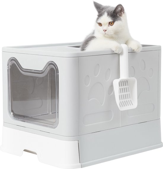 Grijze kat met witte snuit zit in een witte en grijze kattenbak met een kattenschepje aan de zijkant.