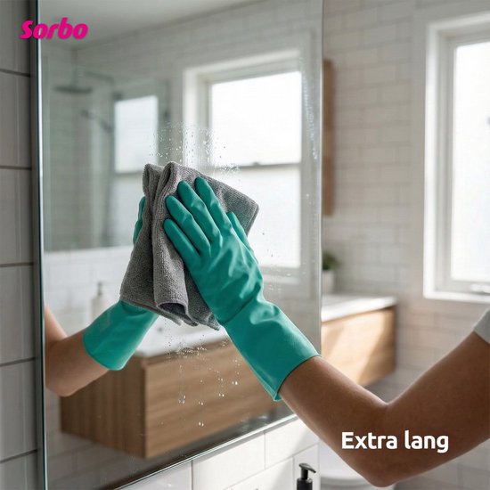 Een persoon met turquoise Sorbo huishoudhandschoenen maakt een spiegel schoon.