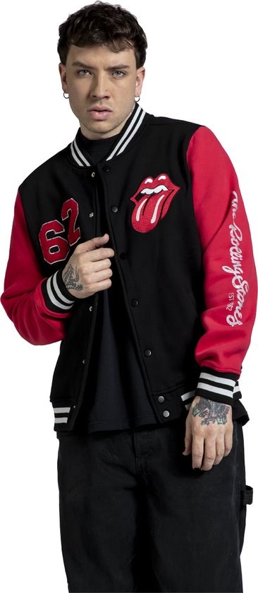Man met zwarte collegejas, rode mouwen, Rolling Stones-logo op de borst en 'the Rolling Stones' op de mouw.