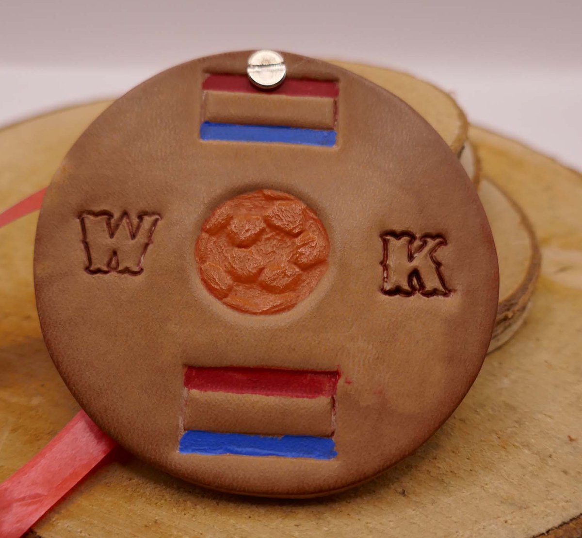 Lederen ronde medaille WK voetbal + Nederlandse vlaggen - medaille wereldkampioenschap voetbal 2026 - unieke medaille liefde voor voetbal toernooi - leuke ketting / medaille voor voetbal fan - Nederlandse voetbal fan item