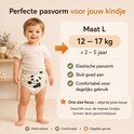 Vrolijke peuter met oefenbroekje met panda-print. Maat L (12-17kg).