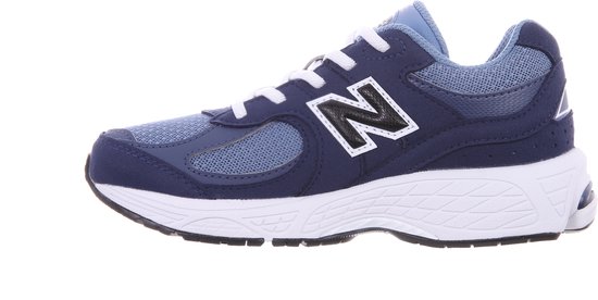 Donkerblauwe New Balance sneaker met witte veters en een zwarte N.