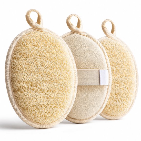 Drie ovale loofahsponzen met lussen, één met elastiek aan de achterkant. Op witte achtergrond.