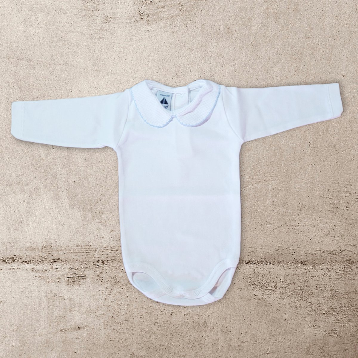 Babidu Romper/Body | wit | Lange mouw | Met rond kraagje met gehaakt lichtblauw randje | 1188 | Newborn | maat 50