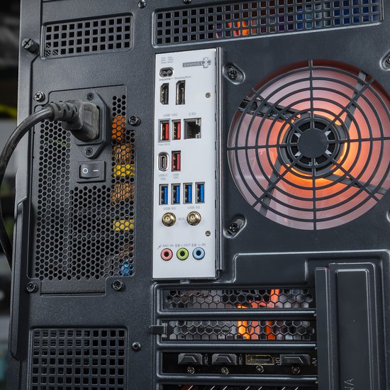 Achterkant van een gaming pc met diverse aansluitingen, waaronder USB en audio. Een ventilator met oranje verlichting.