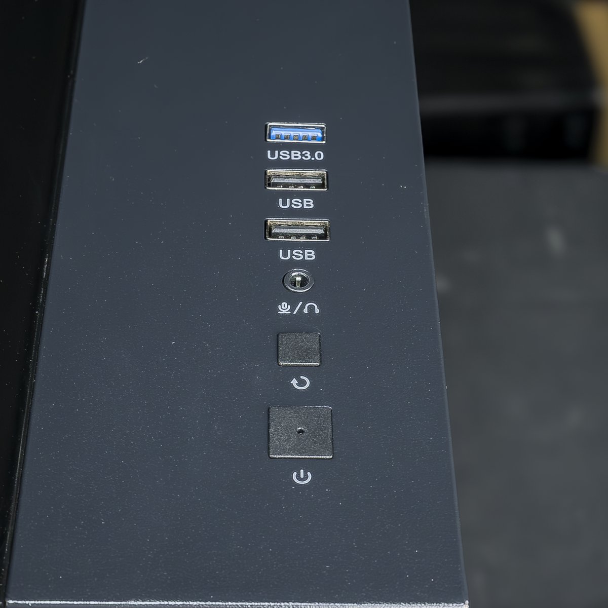 FlowUP Revenger - Gaming PC - AMD Ryzen 7 7800X3D - AMD RX 9070 XT 16GB - 32GB DDR5 RAM - 1TB - Waterkoeling thumbnail 2