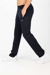 Man in beweging, draagt een zwarte joggingbroek met ritszak, witte sneakers en 'SJS' logo.
