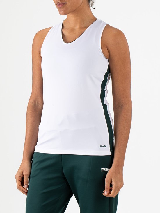 Femme portant un débardeur blanc avec des rayures latérales vert foncé et un pantalon de sport vert foncé.