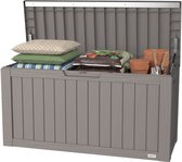 Grijze opbergbox met kussens, zak aarde, plantenpotten en tuingereedschap.