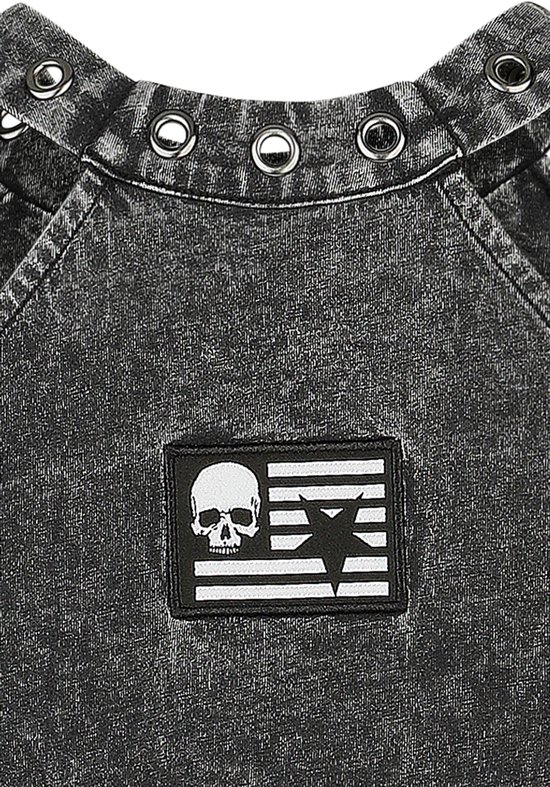 Close-up van een zwart t-shirt met patch van een Amerikaanse vlag met schedel en ster.
