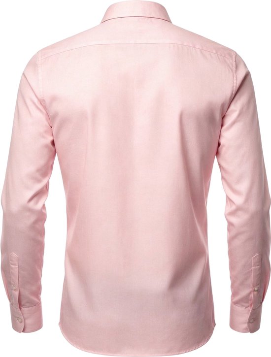 Achterkant van een lichtroze slim fit overhemd met lange mouwen.