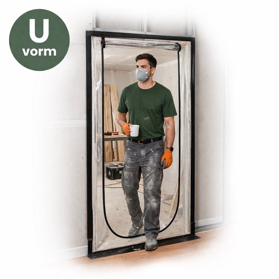 Man met mondkapje en groene trui loopt door transparante U-vormige stofdeur, met kopje in hand.