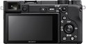 Achterkant van zwarte Sony A6400 camera met kantelbaar scherm en bedieningsknoppen.