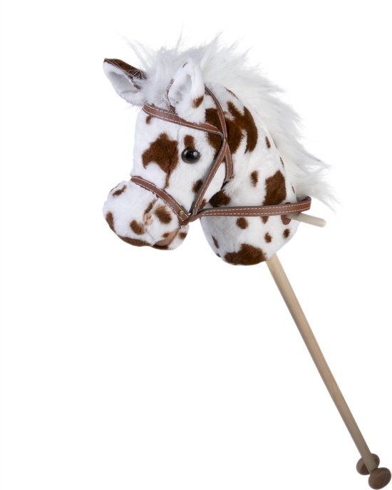 Een wit stokpaardje met bruine vlekken, een bruine hoofdstel en een witte pluizige manen.