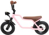 Roze loopfiets met bruin zadel en handvatten, zwarte banden en koplamp.