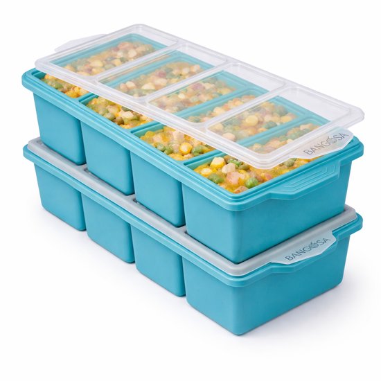 Bacs en silicone turquoise empilés, remplis d'un mélange de légumes. Avec couvercles.
