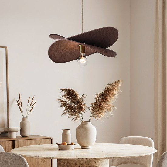 Lampe suspendue marron organique avec une ampoule dans un salon.