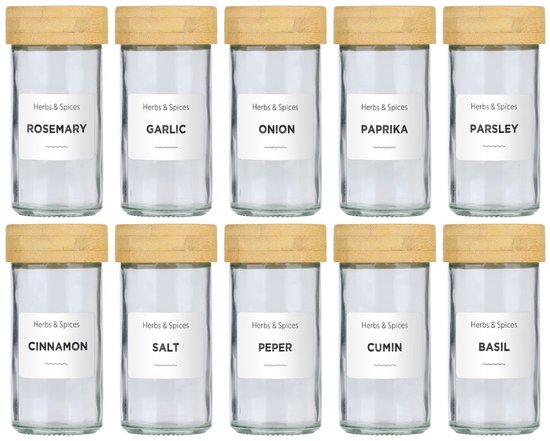 Tien glazen kruidenpotjes met bamboedeksels, voorzien van etiketten.