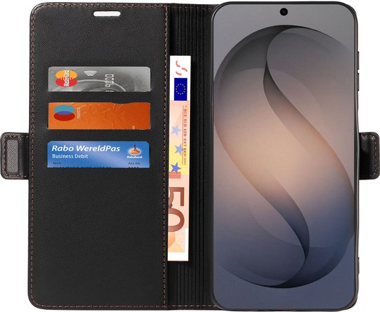 Un étui de téléphone noir ouvert avec surpiqûres brunes, contenant des cartes de crédit et un billet en euros, à côté d'un smartphone.