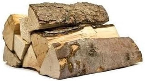 Stapel gespleten beukenhouten blokken met ruwe bast, liggend op een witte achtergrond.