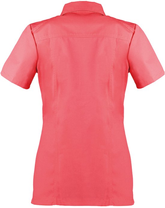 Achterkant van een oranje-roze zorgjas met korte mouwen. De jas heeft een kraag en coupenaden.