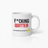 Witte mok met zwarte en rode tekst "F*CKING QUITTER" en een gele smiley met de tekst "I MEAN GOODLUCK WITH YOUR NEW JOB".
