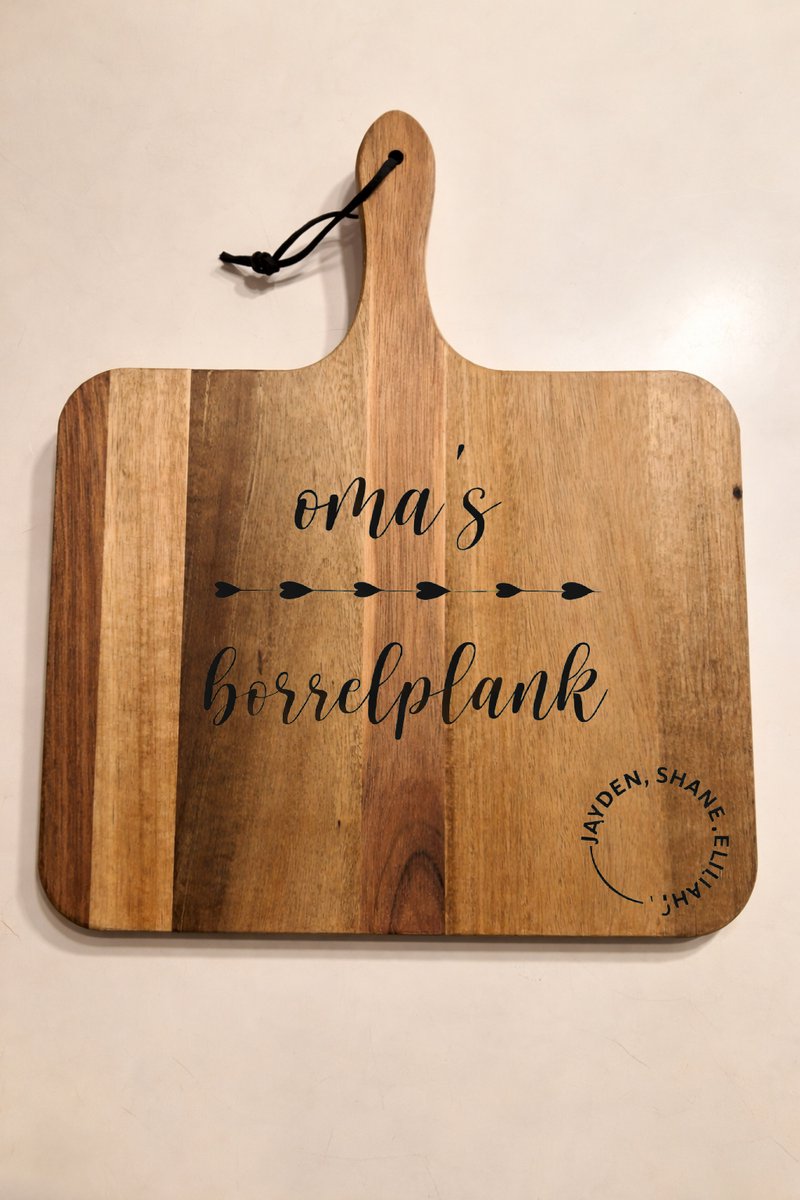 Gegraveerde Borrelplank “Oma’s Borrelplank” – Acaciahout 34x29 cm – Persoonlijk Cadeau voor Oma - moeder