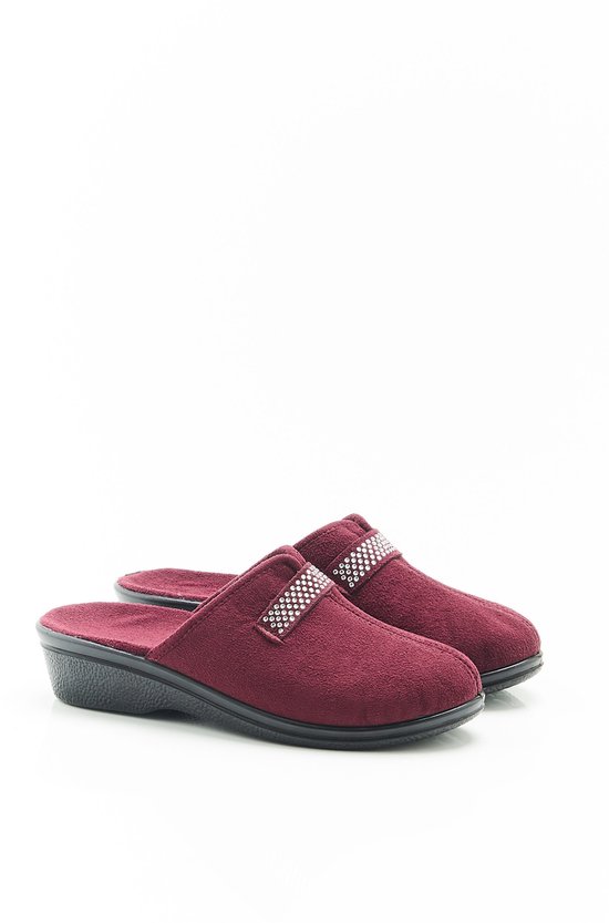 Paire de mules bordeaux à talon compensé et ornées de strass.