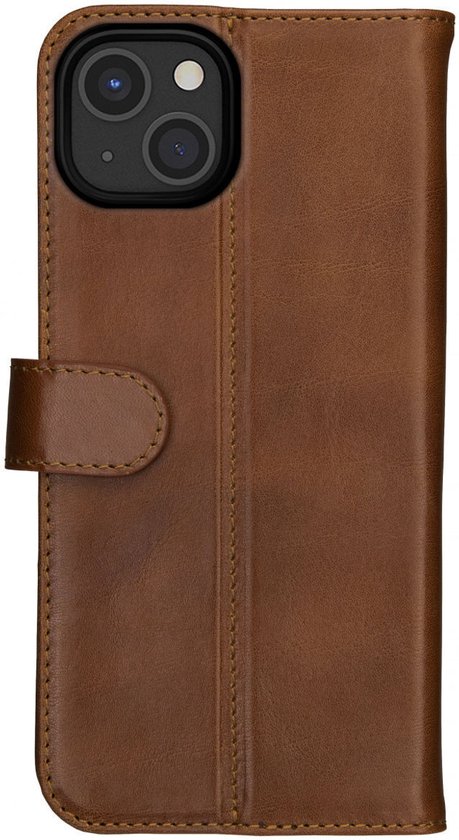 Bruin lederen telefoonhoesje met flappen, sluiting en camera-uitsparing voor iPhone 13.