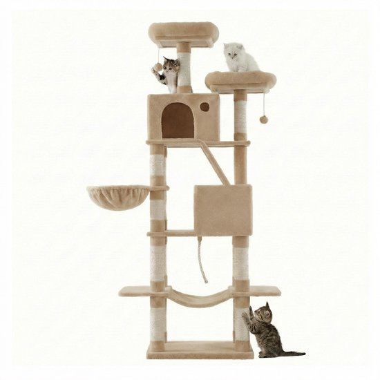 Un grand arbre à chat beige avec plusieurs niveaux, incluant un hamac, une grotte et des balles. Quatre chats jouent sur l'arbre.