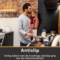 Een vader met kind kookt op inductie, met tekst 'Antislip'.
