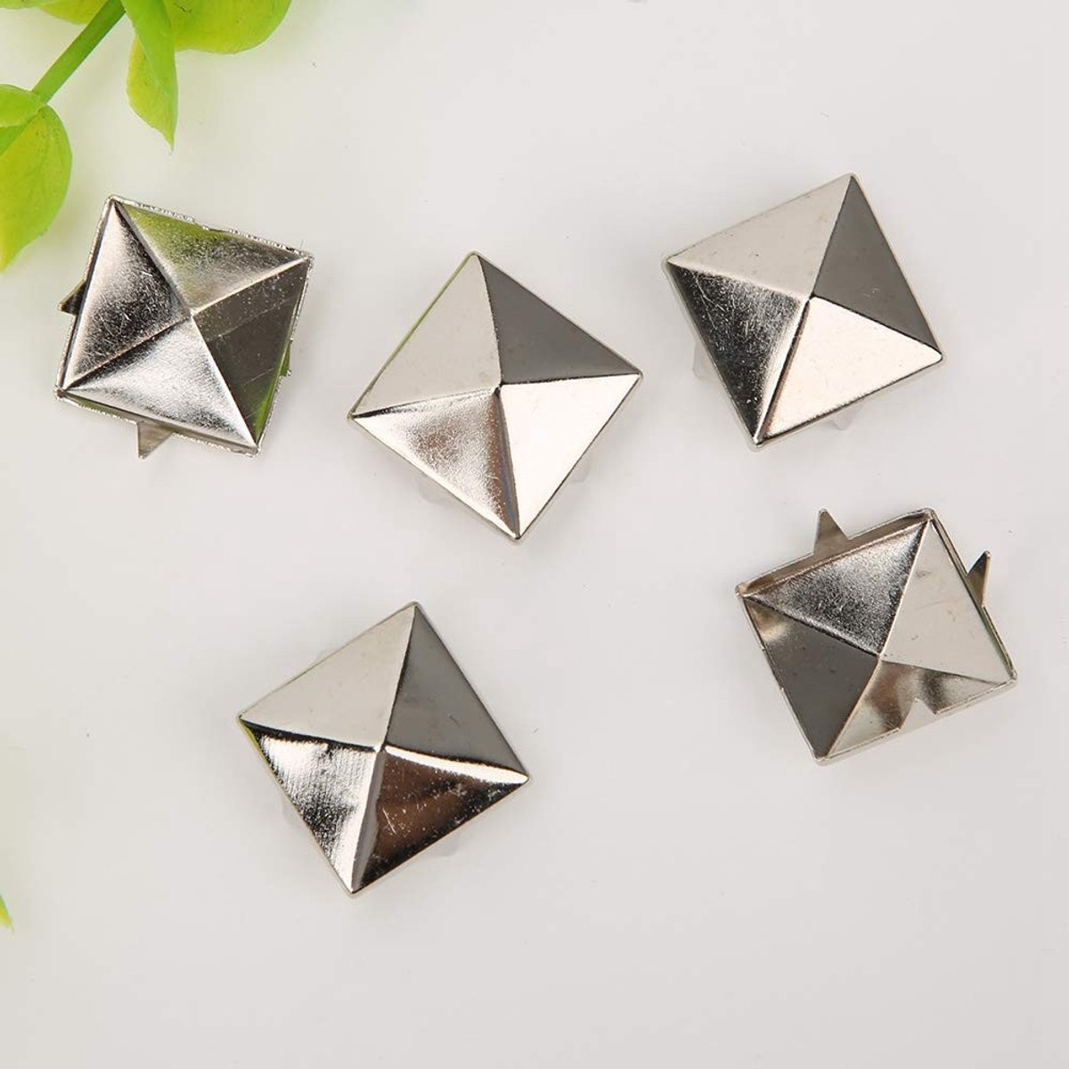 Allecto - Vierkante Piramide Punk Nieten - 100 Stuks Metaal Studs - 15mm - DIY Kleding - Accessoires - Geschikt voor Kleding - 100 Stuks
