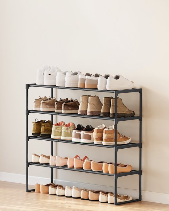 Zwart metalen schoenenrek met 4 etages, gevuld met diverse soorten schoenen, van sneakers tot pumps.
