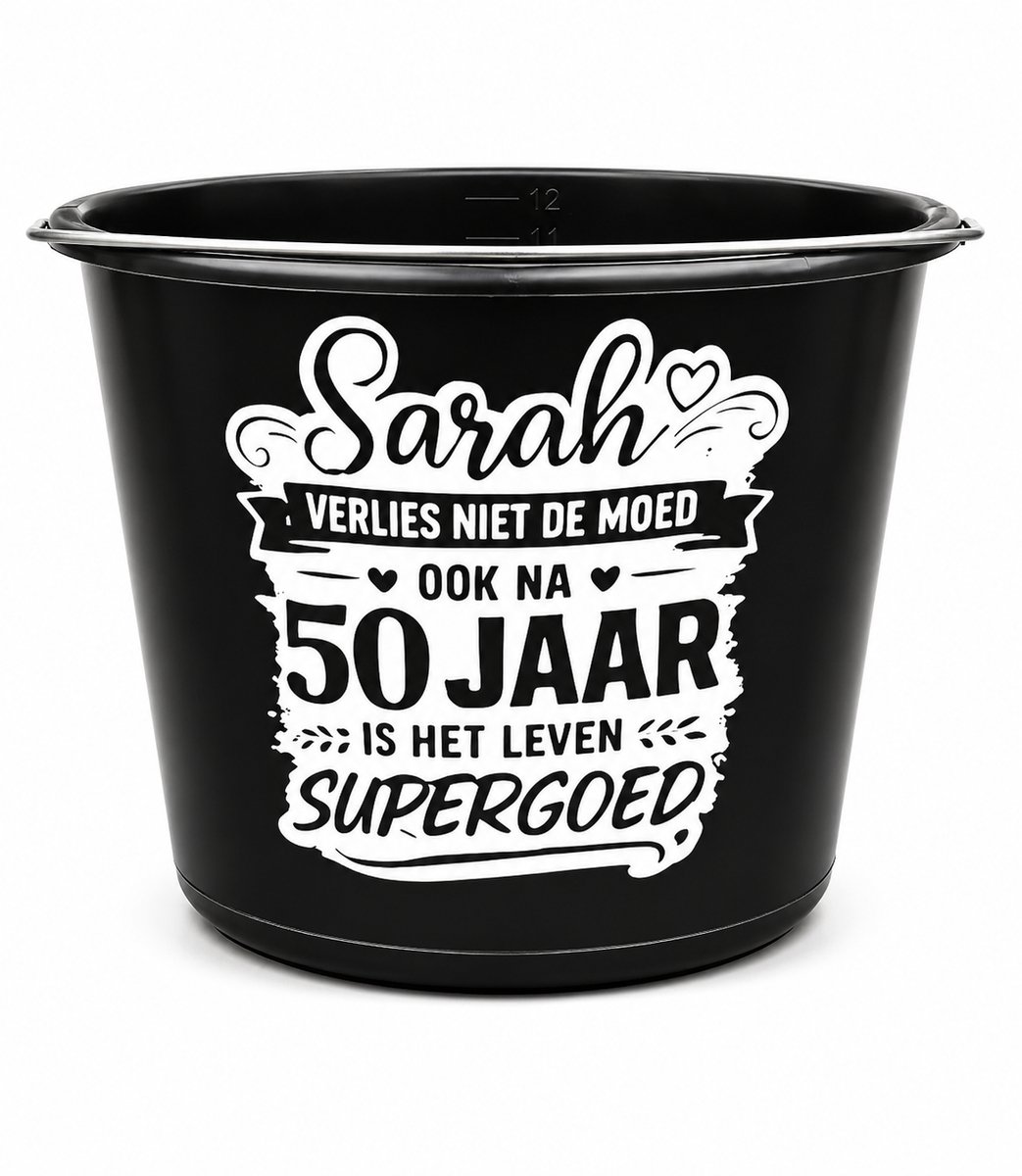 Bedrukte zwarte emmer – 12 liter - tekst - spreuk Sarah - 50 jaar