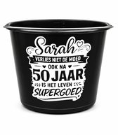 Bedrukte zwarte emmer – 12 liter - tekst - spreuk Sarah - 50 jaar