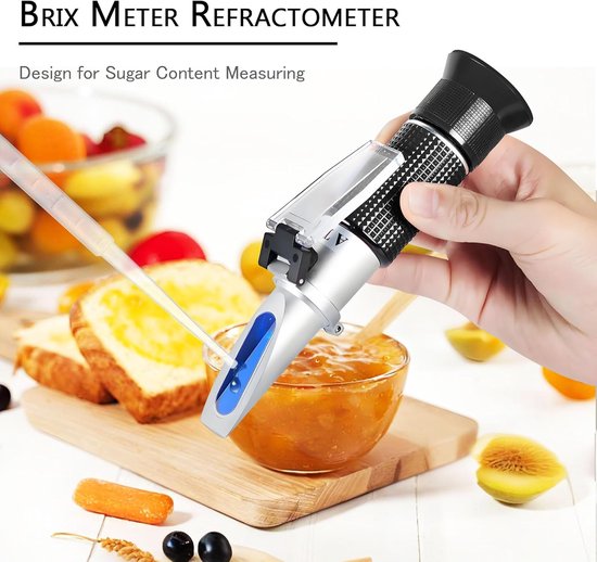 Een hand die een Brix-meter vasthoudt en een druppel jam test boven een schaal. De tekst 'BRIX METER REFRACTOMETER' staat bovenaan.