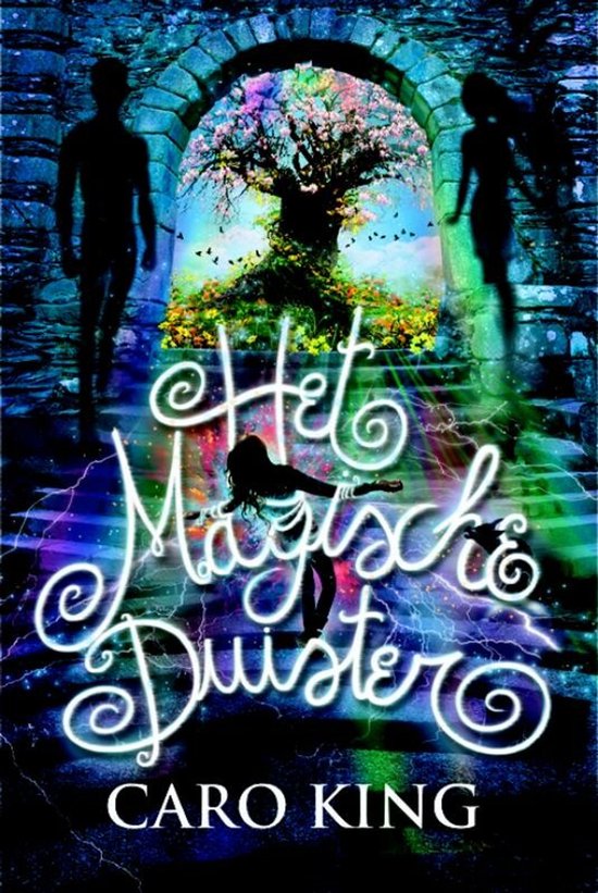 Boekcover van 'Het Magische Duister' van Caro King. Een vrouw zweeft voor een magische boom onder een stenen boog. Silhouetten van een man en vrouw aan weerszijden.