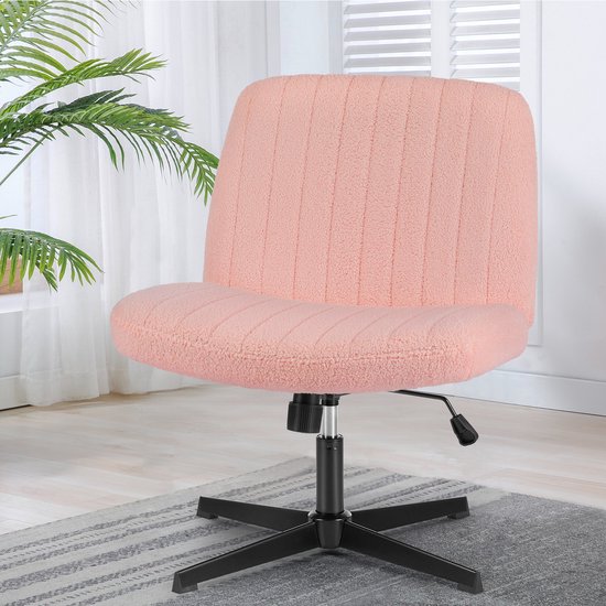 Roze fluwelen bureaustoel met ribbelpatroon en zwarte kruisvoet.
