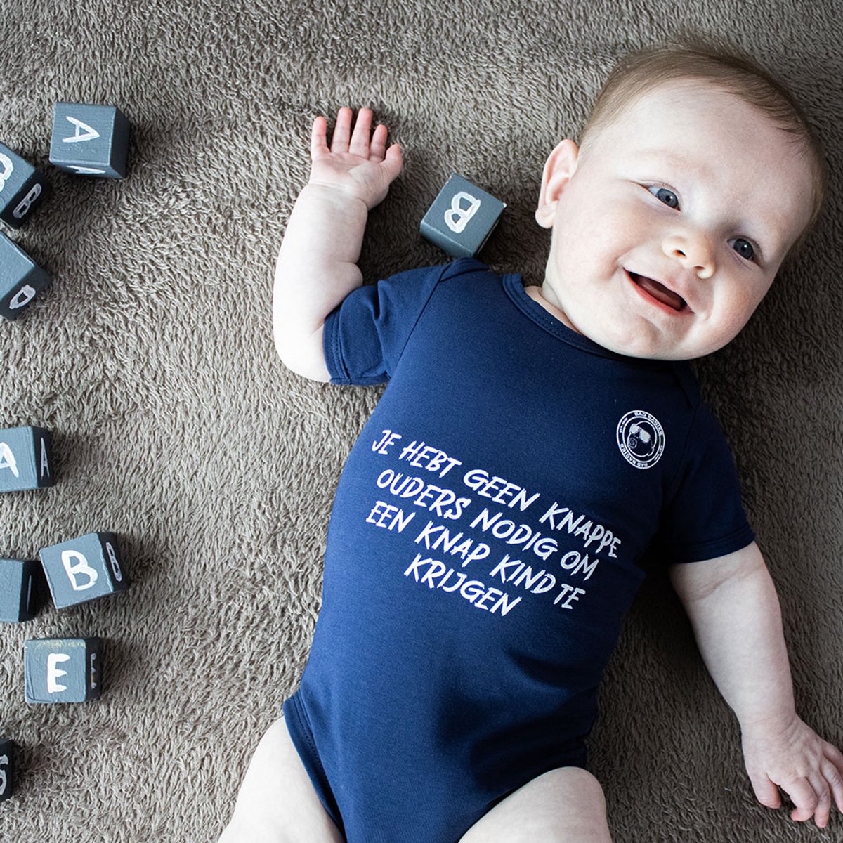 BadBabies Baby Romper – "Je hebt geen knappe ouders nodig om een knap kind te krijgen" – Grappig Kraamcadeau – 0-2 Maanden - Roze