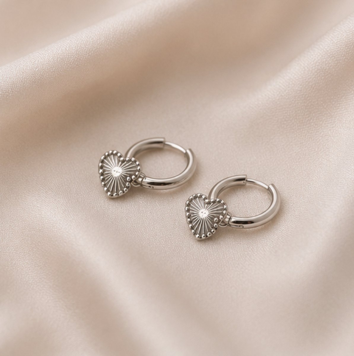 Rivello – Oorbellen Dames Zilver Hoepel Hartje Bedel – Roestvrij Staal – Nikkelvrij – Cadeau Voor Haar