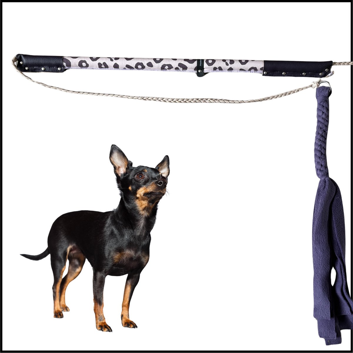 Hondenspeelgoed Flirt pole maat 2 in de kleuren Mauve (donkerpaars) en crème met print. Hondenhengel - hondentraining - trekspel - speeltrektouw - trainingsspeelgoed - hondenspeelhengel - dog toy - dog activity game - ShukoGear by MadeByShuko